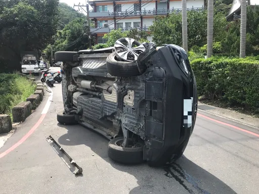 蘆洲山區小客車自撞側翻　3乘客送醫