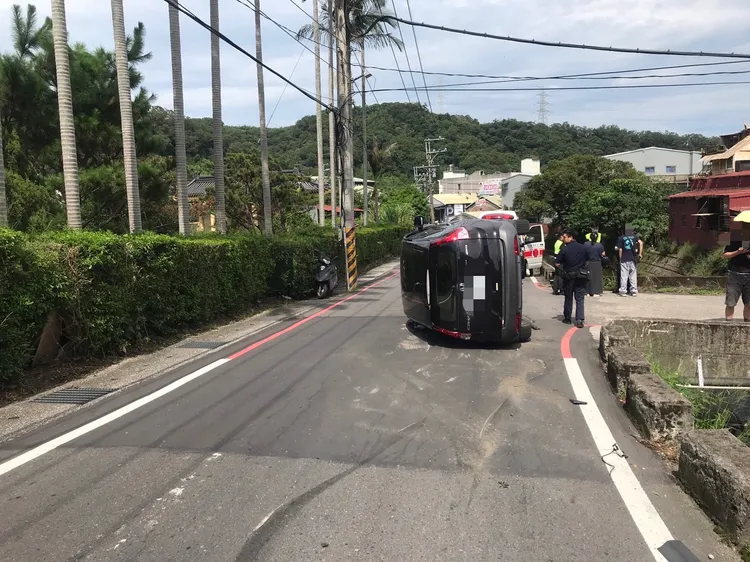 警方到場排除車禍。翻攝畫面