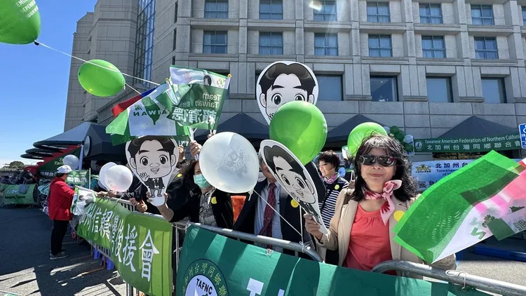 舊金山灣區主流台僑社團在機場附近的凱悅飯店拉起布條，歡迎賴副總統過境舊金山，許多台僑盛裝出席，準備參加晚間的僑宴。中央社