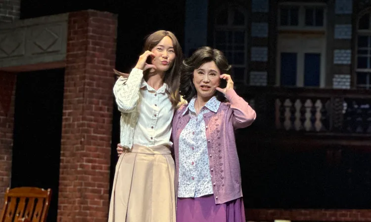 孫翠鳳（右）和鍾瑶在舞台劇中演母女。黃盈容攝