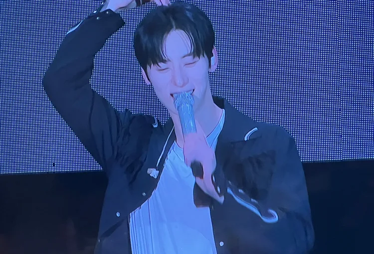 黃旼炫比出愛心感謝粉絲的驚喜。讀者提供