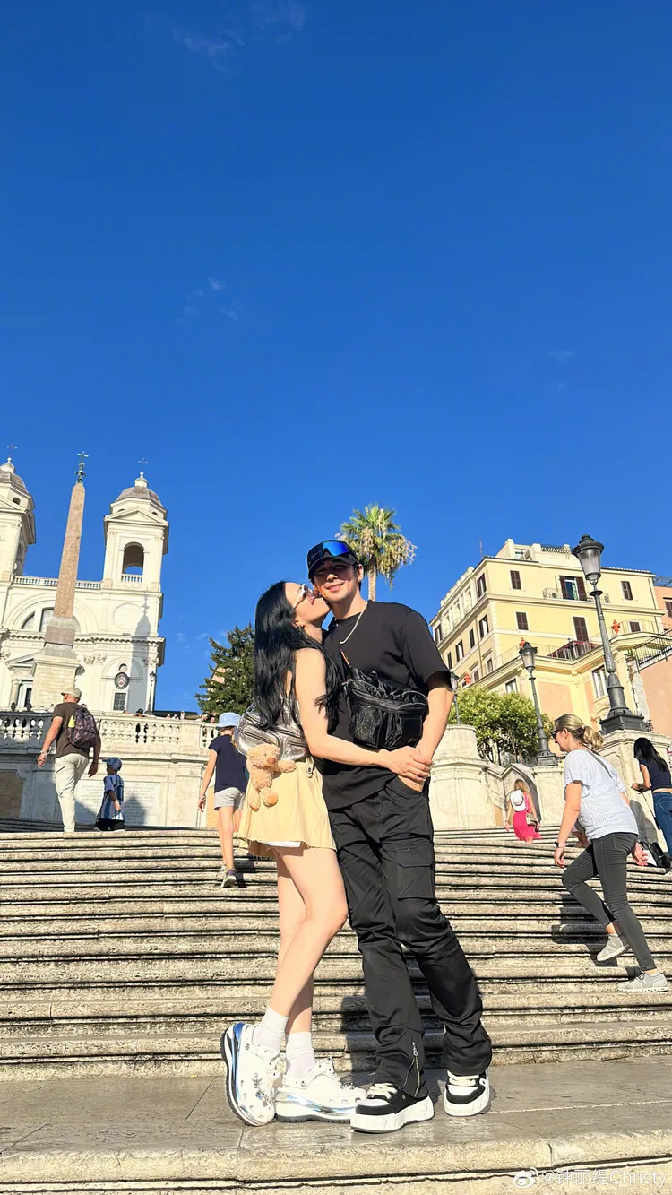 鍾麗緹（左）和第三任老公張倫碩結婚7年。翻攝鍾麗緹微博