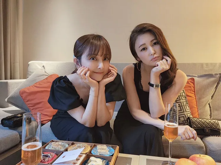 麻衣（右）與愛紗彼此扶持，一同經歷許多彼此生命中的快樂和難過。踢帕娛樂提供