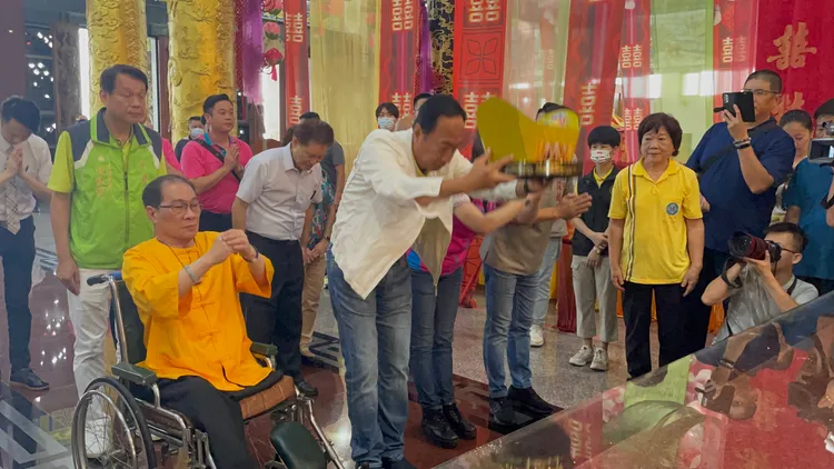 郭台銘今上午到桃園護國宮太子廟參拜。張沛森攝