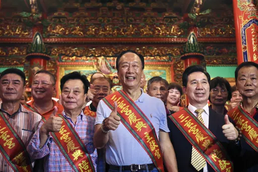 替郭台铭讲出心里话!金门议长:希望他当选总统 下秒被拉走