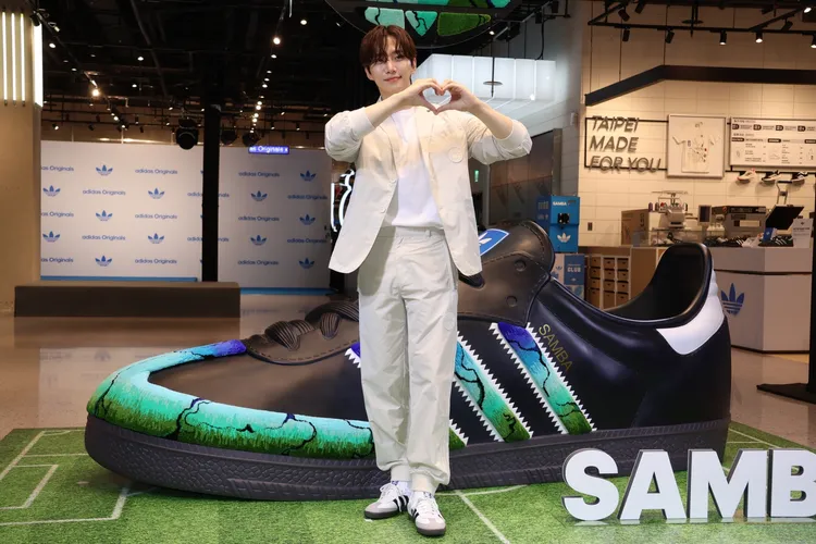 李俊昊拍照時不停放送愛心。陳建岐攝