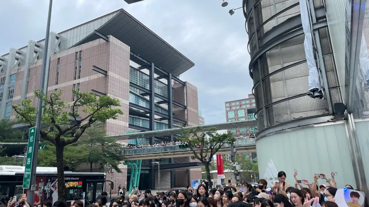 附近天橋2樓也擠滿粉絲。張家玲攝