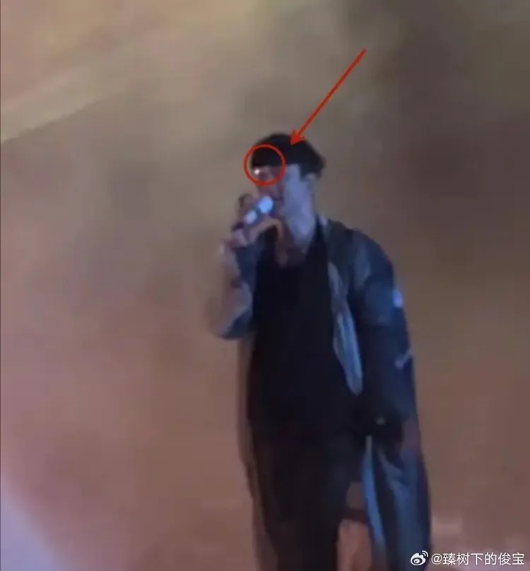 林俊傑粉絲撻伐使用雷射筆的行為。翻攝臻樹下的俊寶微博