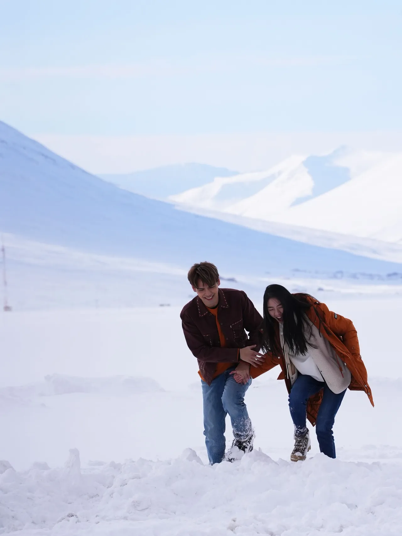 陳零九在ＭＶ中，牽女主角在雪地裡漫步。滾石音樂提供