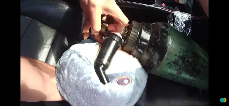 副駕駛座發現鋼瓶與笑氣氣球。翻攝畫面