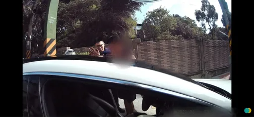 賓士男邊開車邊吸笑氣到睡著 逆向停車害路上塞爆