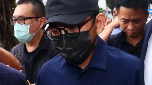 黃子佼遭搜索約談！神情凝重現身　鴨舌帽口罩遮不住這地方