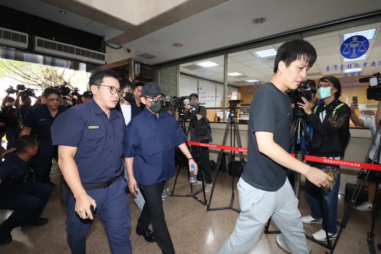 黃子佼移送北檢神情凝重。彭欣偉攝