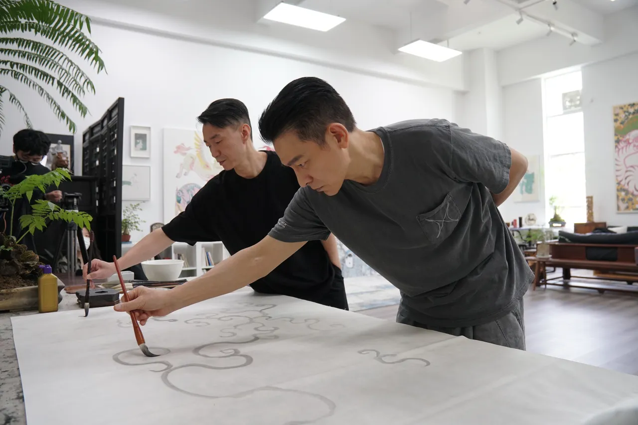 劉德華揮毫的帥氣模樣。台灣映藝提供