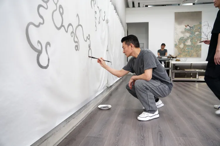 劉德華用心佈展。台灣映藝提供