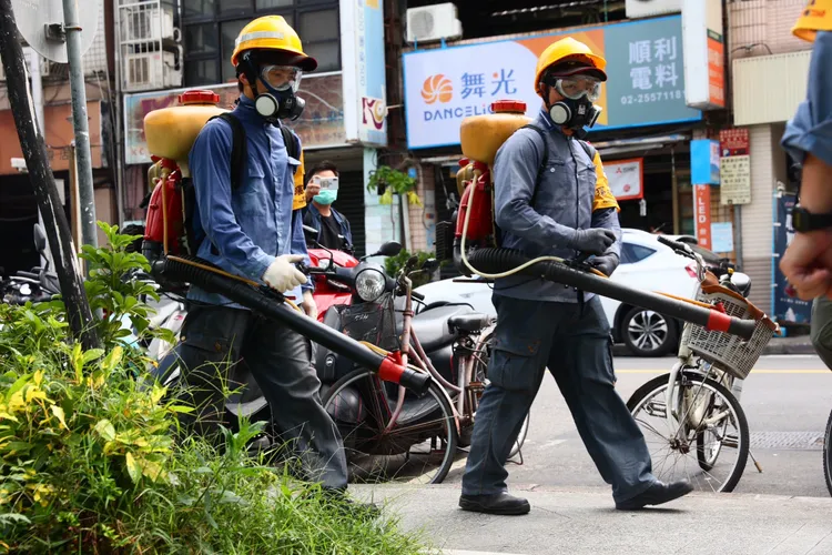 環保局今到爆發首例登革熱個案住家所在大同區雙連里噴消。彭欣偉攝