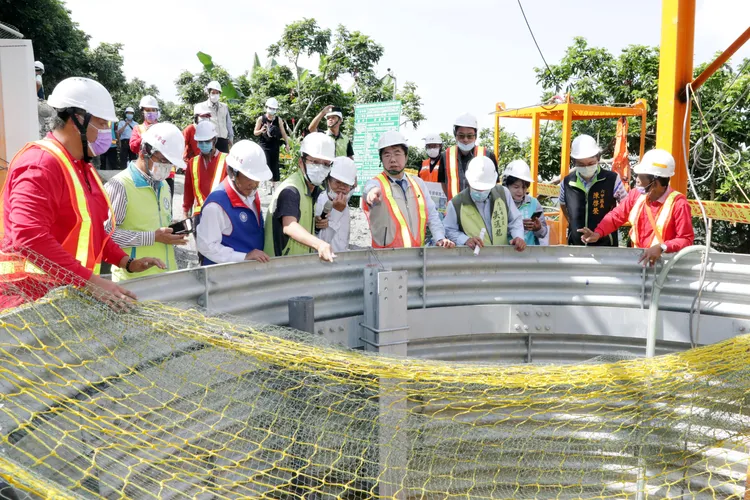 市長黃偉哲當時特來視察施工進度。市府提供