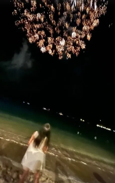 昆凌凝望著美麗烟火。翻攝昆凌IG