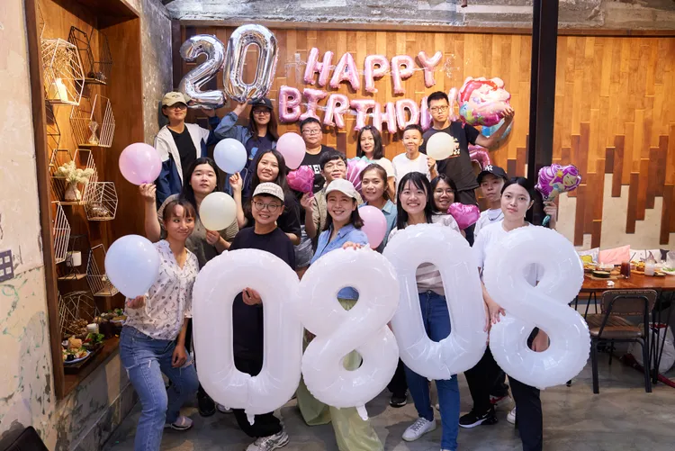 劉品言（中）跟粉絲們共度生日。