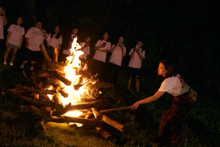 劉品言（右）在營區點火助興。