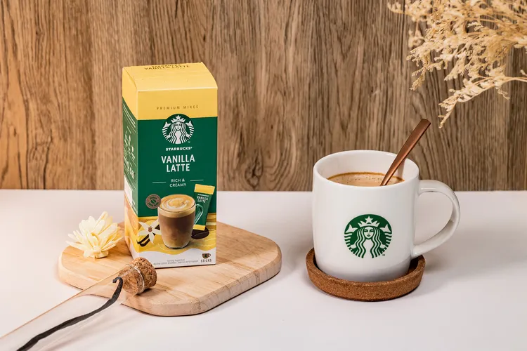 秋季新品「星巴克®特選即溶香草風味拿鐵」靈感來自星巴克®門市，熱水一沖後即可享受馥郁香草香氣與豐盈綿密奶泡。雀巢提供
