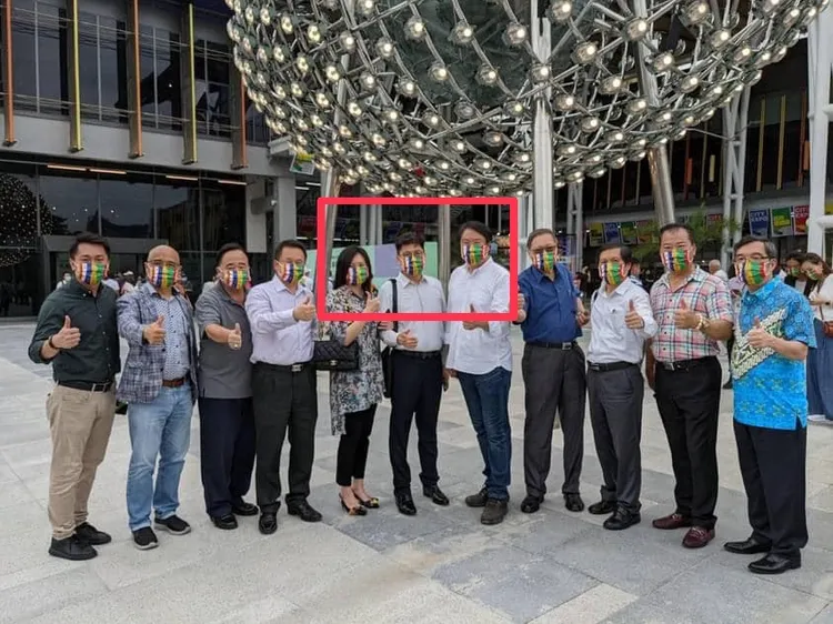 內政部長林右昌。內政部長林右昌(紅框右)擔任基隆市長時期和曾耀鋒合照曝光。翻攝黃國昌臉書