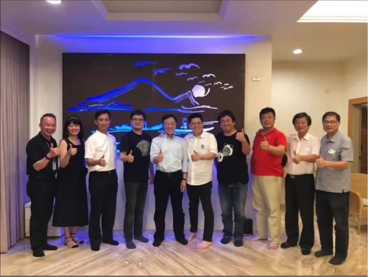 行政院前政務顧問陳振坤（右2）、前台鐵局長張政源（左5）、台鐵局副局長朱來順（左3）均受邀到曾耀鋒（左6）豪宅作客。陳琬惠提供
