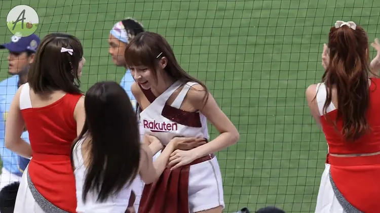 林襄明星賽跳應援上衣繃開，孟潔趕緊用雙手托住林襄上圍。取自TY頻道「A~來看球」