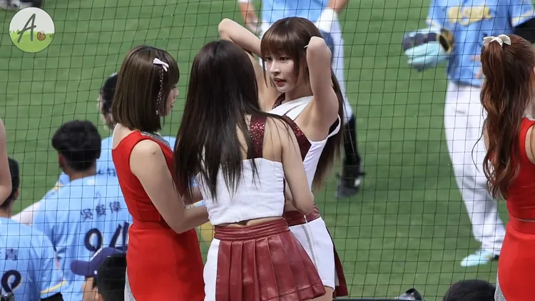 林襄明星賽跳應援上衣繃開。取自TY頻道「A~來看球」