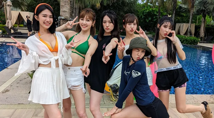 儀諪（左起）、草莓、葛宸羽、孟潔、焦曼婷、筠熹等一起出外景。中視提供