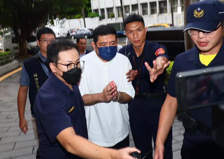 NONO被大批媒體包圍拍攝。彭欣偉攝