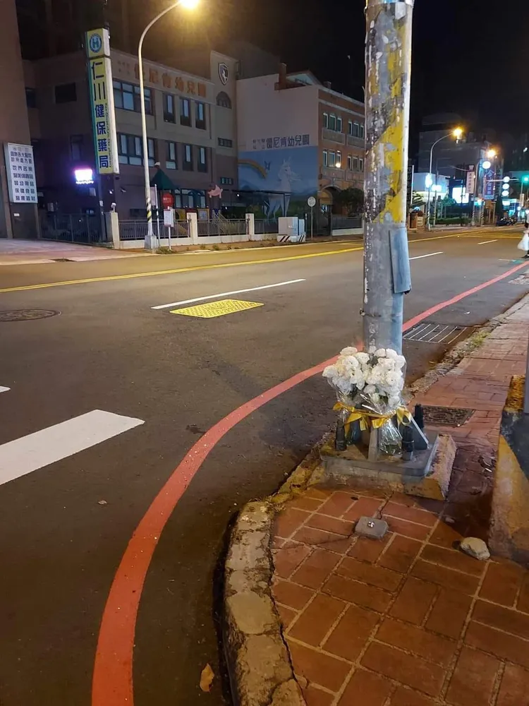 有民眾在路口路口擺白色花束表達傷痛。翻攝《竹北市中興里大小事》社團