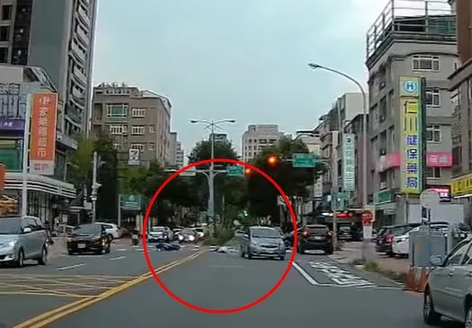 23日下午5時59分，一輛轎車撞倒機車還二度輾過騎士，全程被路過民眾的行車紀錄器拍下。翻攝《竹北市中興里大小事》社團