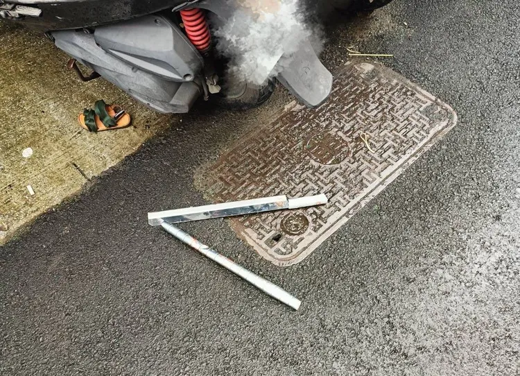 警方現場發現刀棍。桃園警分局提供