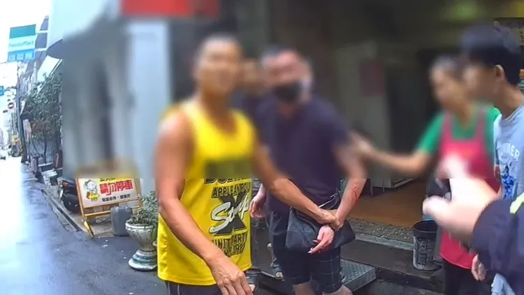 劉男(左二)與店家和警員拉扯。桃園警分局提供