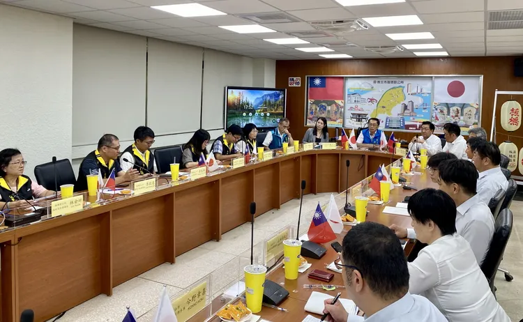 大仙市訪問團與板橋區公所主管互動交流，分享市政建設經驗。區公所提供