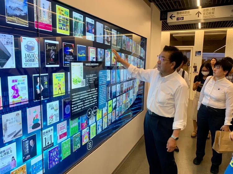 日本大仙市長老松博行體驗總館電子書牆。區公所提供