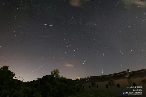 天文奇景別錯過!超級藍月、英仙座流星雨、土星衝8月接連登場