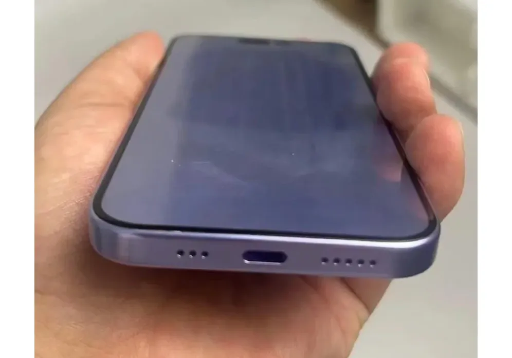 中國博主貼出iPhone 15 Pro鋁板模型機外觀,支援USB-C接口。翻攝自微博@i冰宇宙