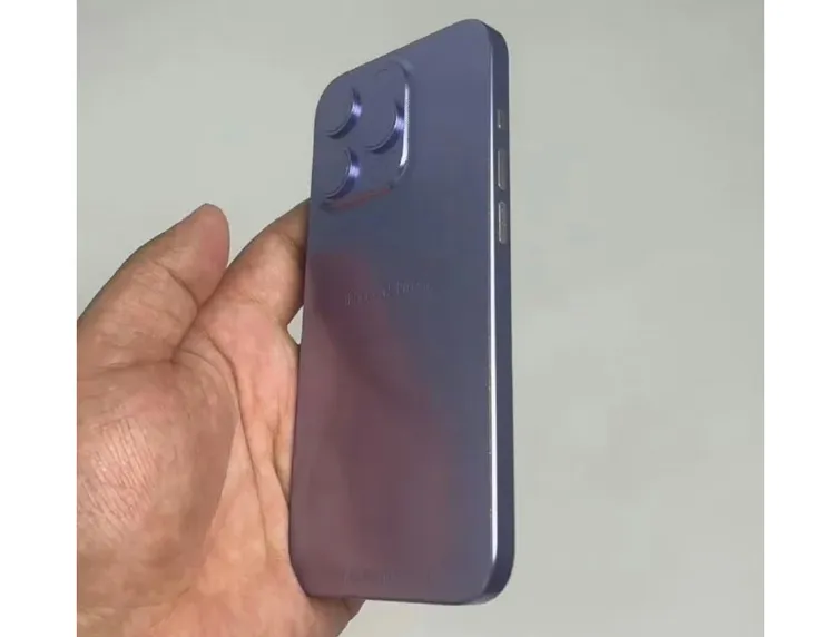 中國博主貼出iPhone 15 Pro鋁板模型機外觀。翻攝自微博@i冰宇宙