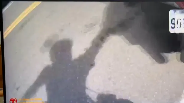 林姓警員身上秘錄器拍下他伸手抓機車的倒影。警方提供