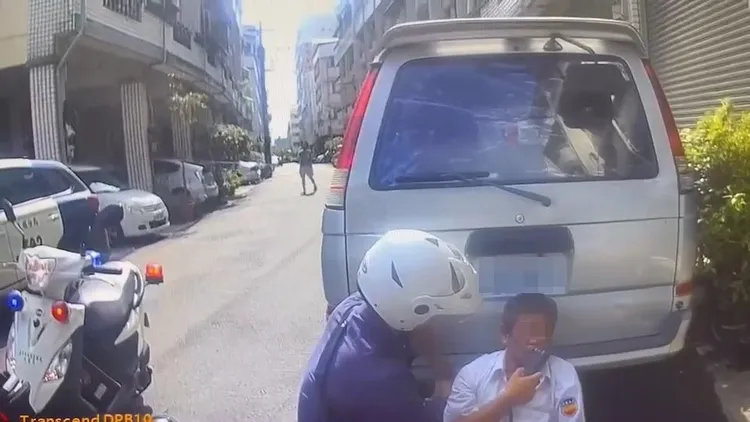 謝男逃了200公尺就落網，乖乖接受警方酒測。民眾提供