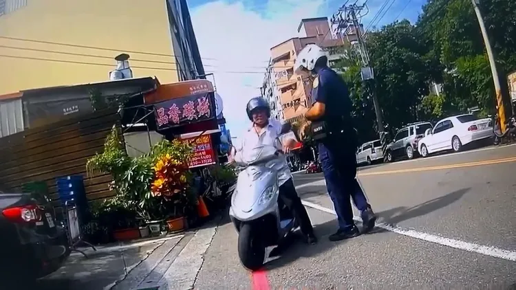 謝姓男子停等紅燈時恍神，警方上前盤查發現他有酒味。民眾提供