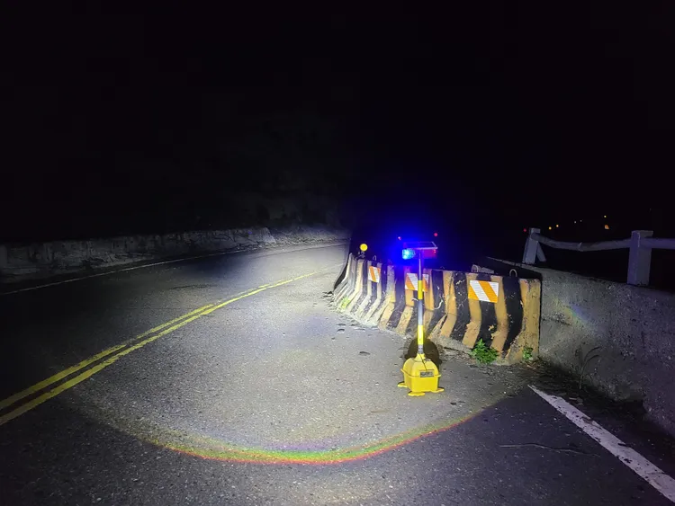 施工告示燈僅一組還故障，藍燈亮度不足、紅燈不亮。讀者提供