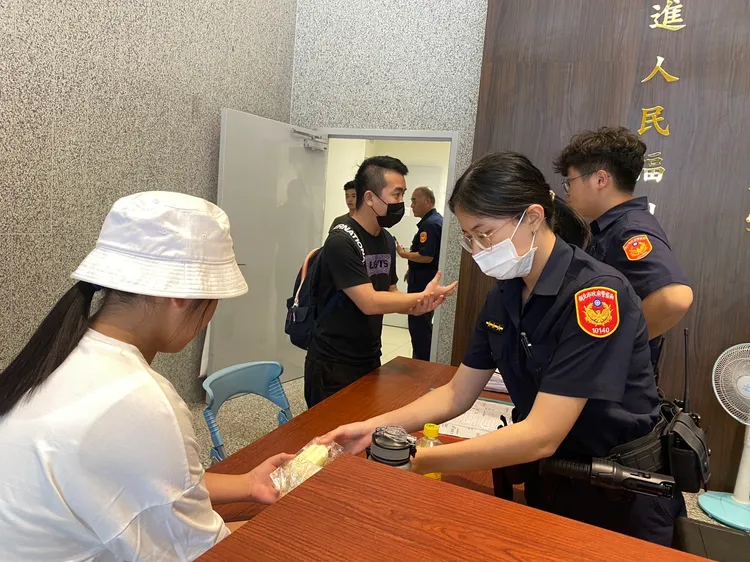 楊宗翰送來的冰棒如及時雨，拯救了揮汗值勤警察們的燥熱。翻攝畫面