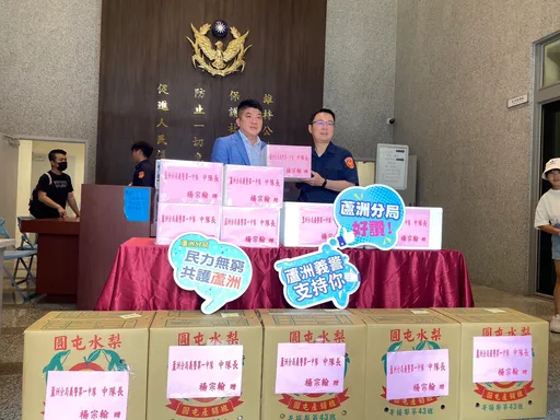 貼心！大熱天警察揮汗值勤拚治安　新北市政顧問贈500支冰棒消暑