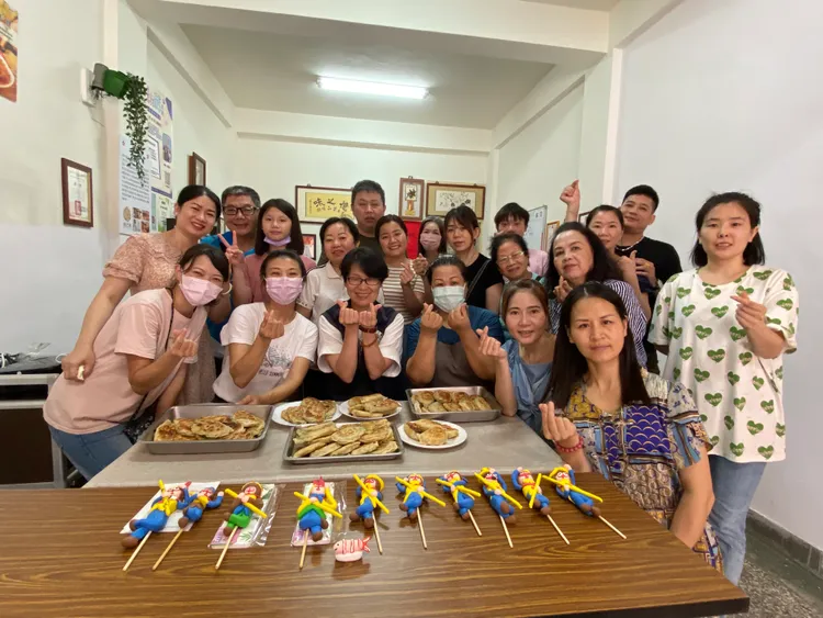 參與民眾一起合影。移民署提供