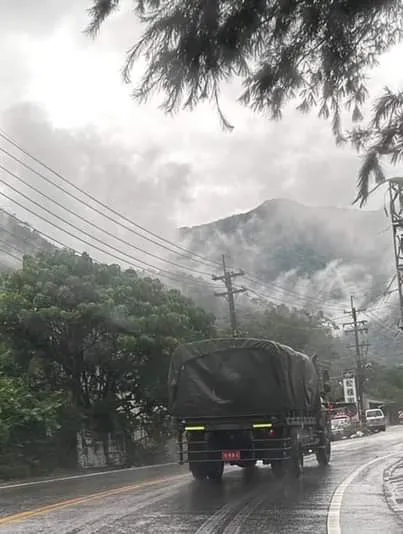 今天下午1時許，國軍到仁愛鄉救援了。翻攝《伍麗華》粉絲專頁