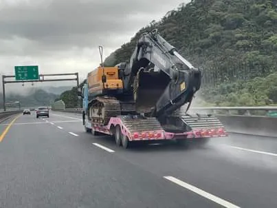 支援的挖土機也來了。翻攝《伍麗華》粉絲專頁