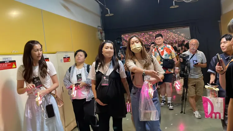 Selina（中）再次挺著大肚，和妹妹任容萱（左）一同來力挺老婆的演唱會。彭欣偉攝